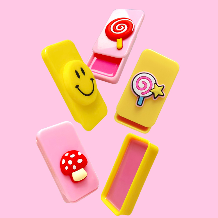 Natureaは、カラフルなリップグロスバームモデルC1102を保湿します