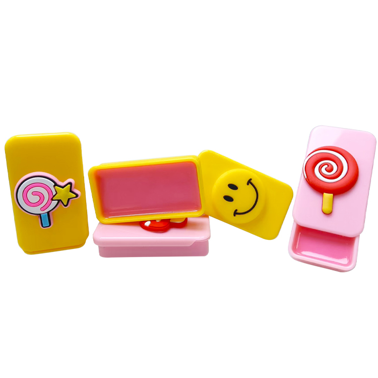 Natureaは、カラフルなリップグロスバームモデルC1102を保湿します