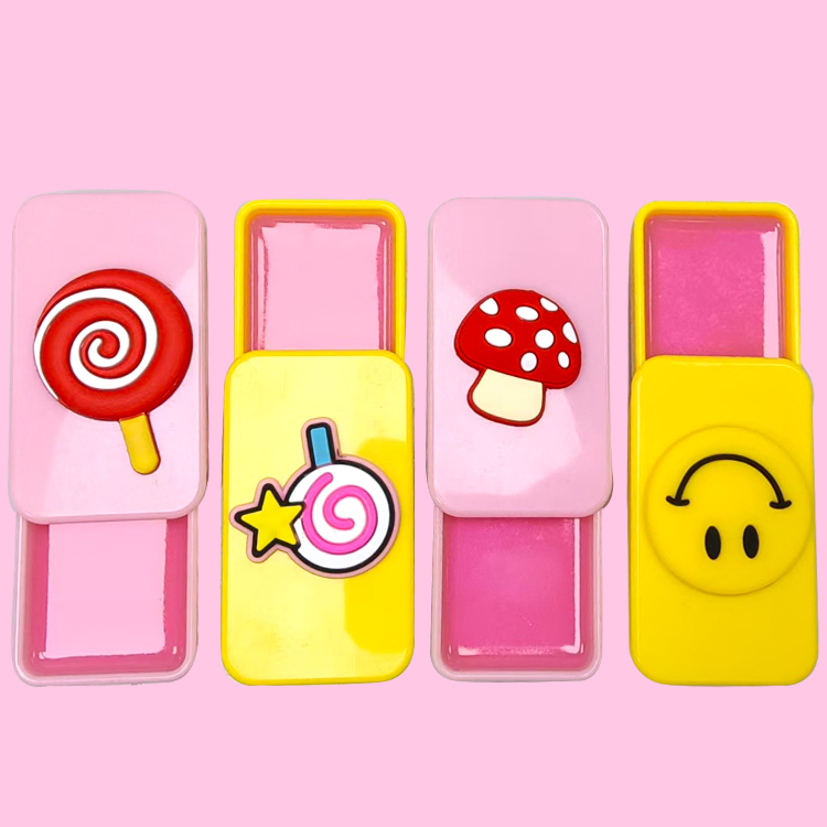 Natureaは、カラフルなリップグロスバームモデルC1102を保湿します