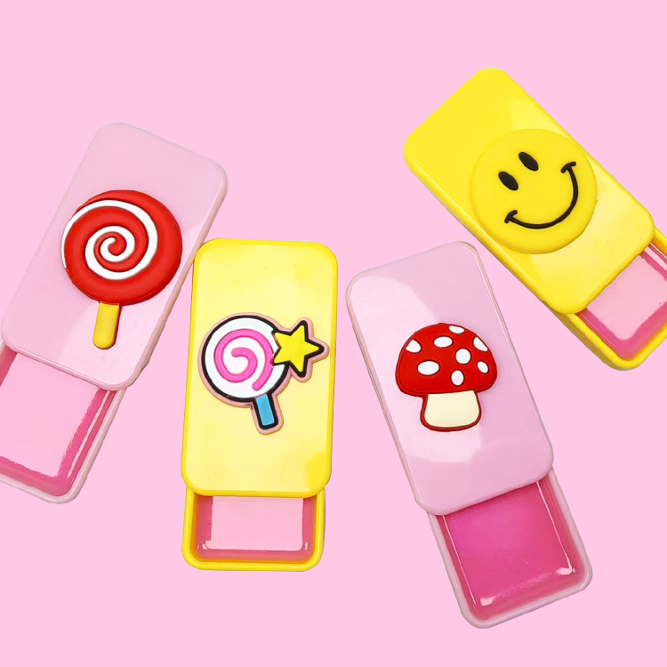 Natureaは、カラフルなリップグロスバームモデルC1102を保湿します