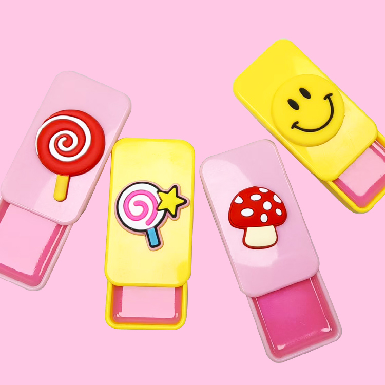 Natureaは、カラフルなリップグロスバームモデルC1102を保湿します